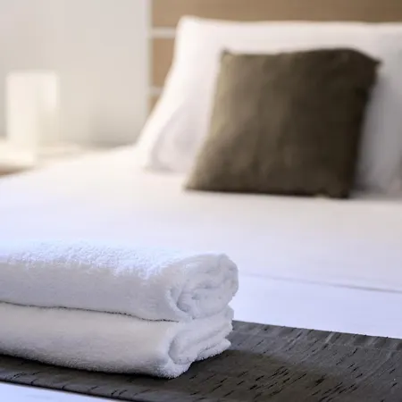 F9 1, Private Double With Private Bathroom In Shared Flat בית אירוח